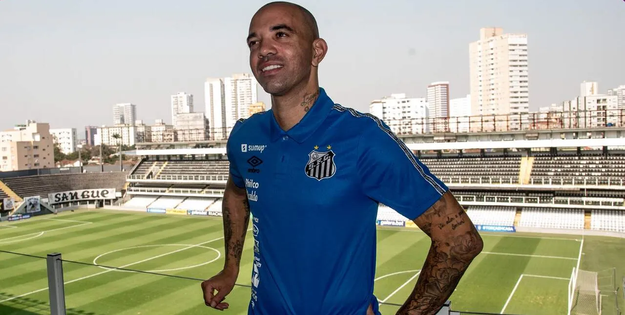  Diego Tardelli foi anunciado como reforço do Santos nesta segunda-feira (23) 