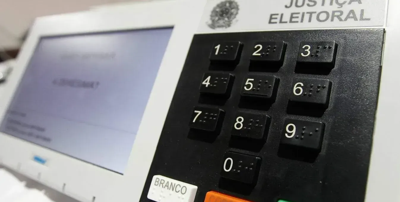 A proposta, da deputada Bia Kicis (PSL-DF), exige a impressão de cédulas em papel na votação e na apuração de eleições, plebiscitos e referendos no Brasil 