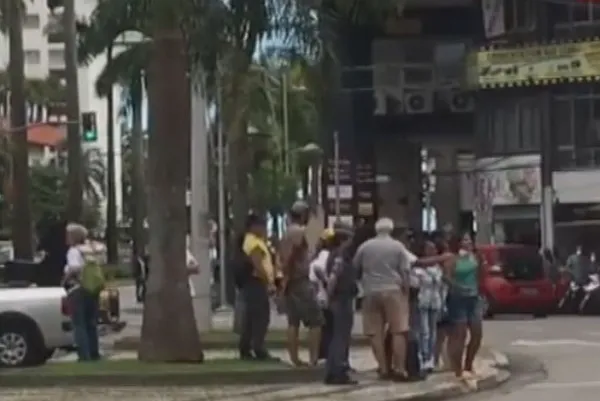 Mulher invade protesto pró-Bolsonaro e deixa manifestantes sem reação