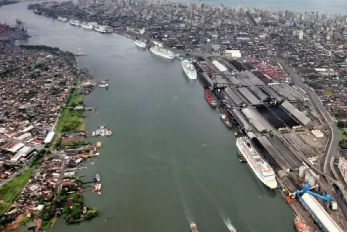 Vista aérea da extensão do Porto de Santos, considerado o maior complexo portuário da América Latina