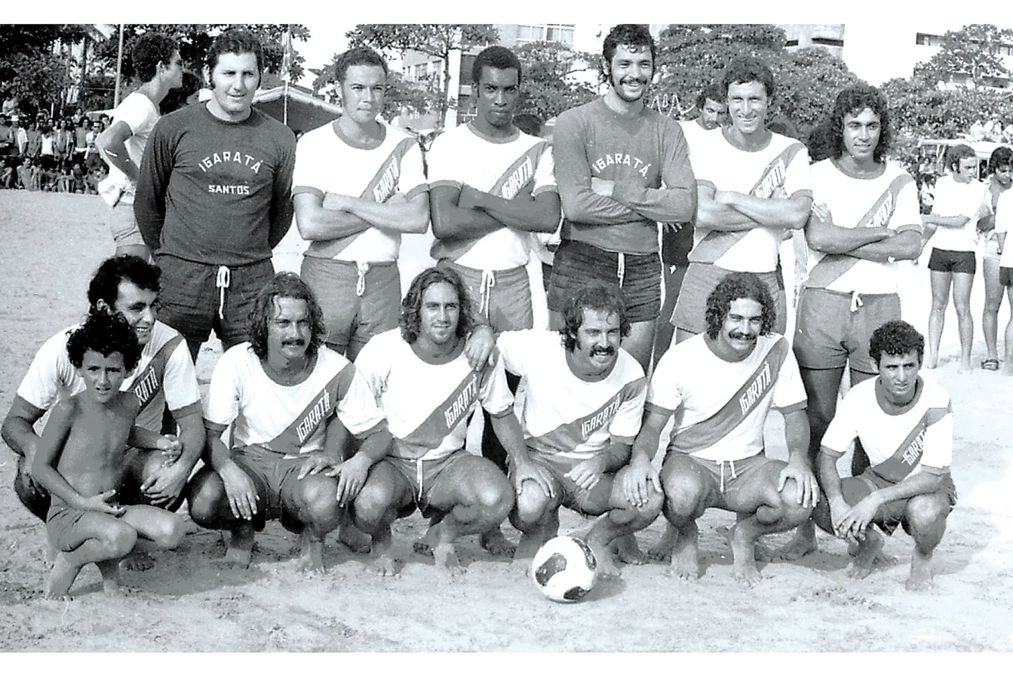 Os craques de Santos e Corinthians atuaram pelo tradicional Igaratá na praia de Santos em 1974. Na foto acima aparecem João Garrincha, Tico, Fubá, Queiroga, Silva, Clodoaldo, Oswaldinho, Careca, Didi, Arizinho, Rivellino e Picolé