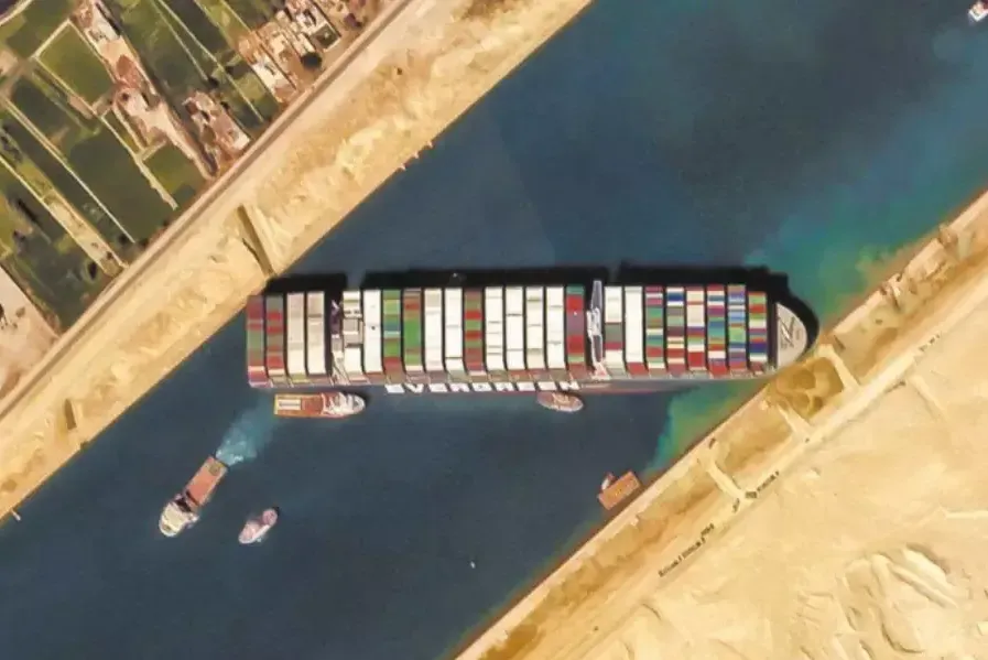 Navio cargueiro Ever Given, de 400 metros, ficou seis dias encalhado no Canal de Suez