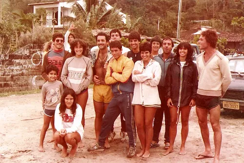 Silvério (último da direita) com amigos em Juquehy, em 1982: vida dedicada ao surfe