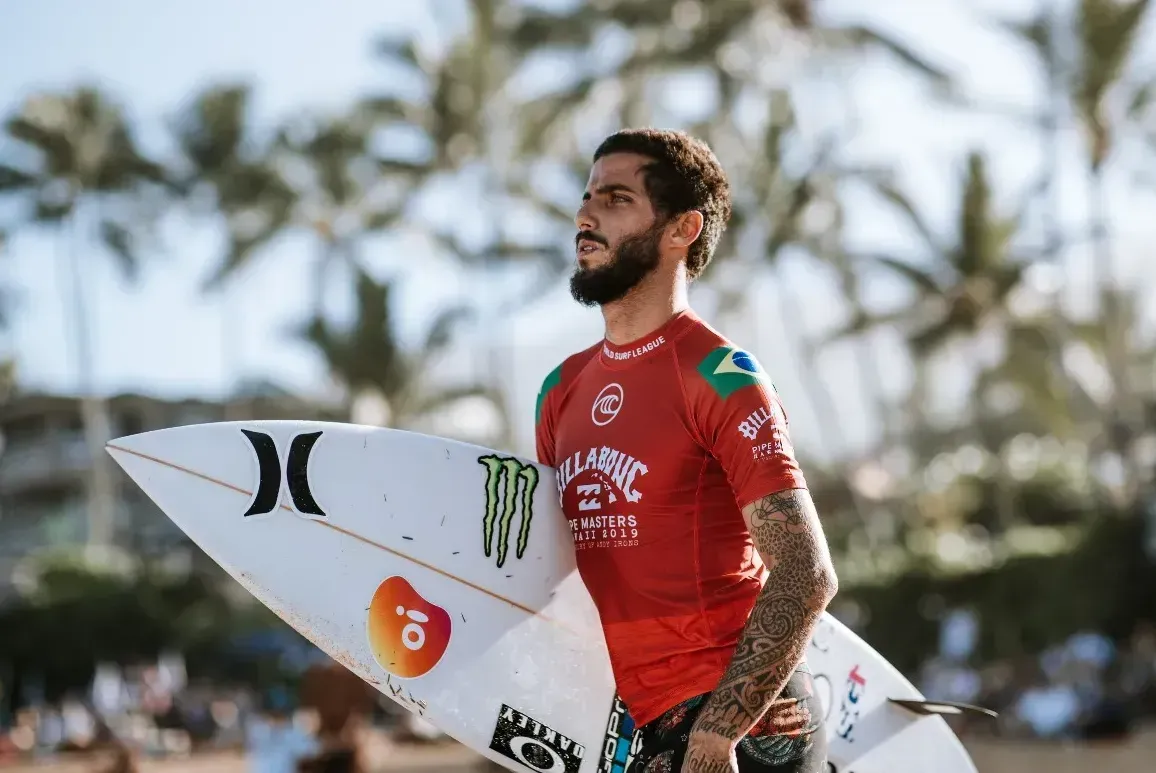 Toledo é o quarto brasileiro a ganhar o título mundial na maior categoria de surfe