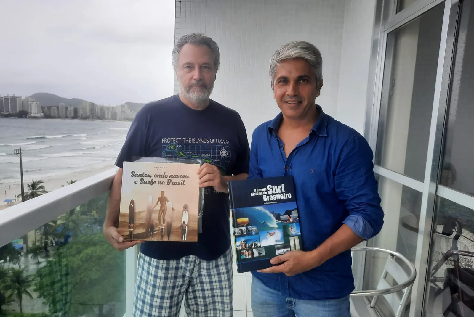 Reinaldo Dragão e Gabriel Pierin são historiadores especializados na trajetória do surfe