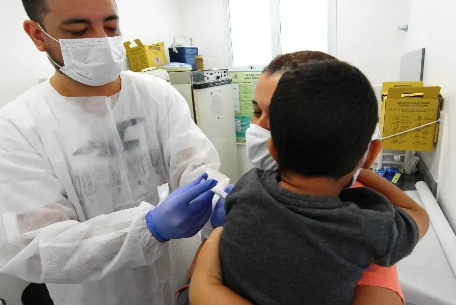 De acordo com os especialistas, a vacinação infantil é segura e essencial