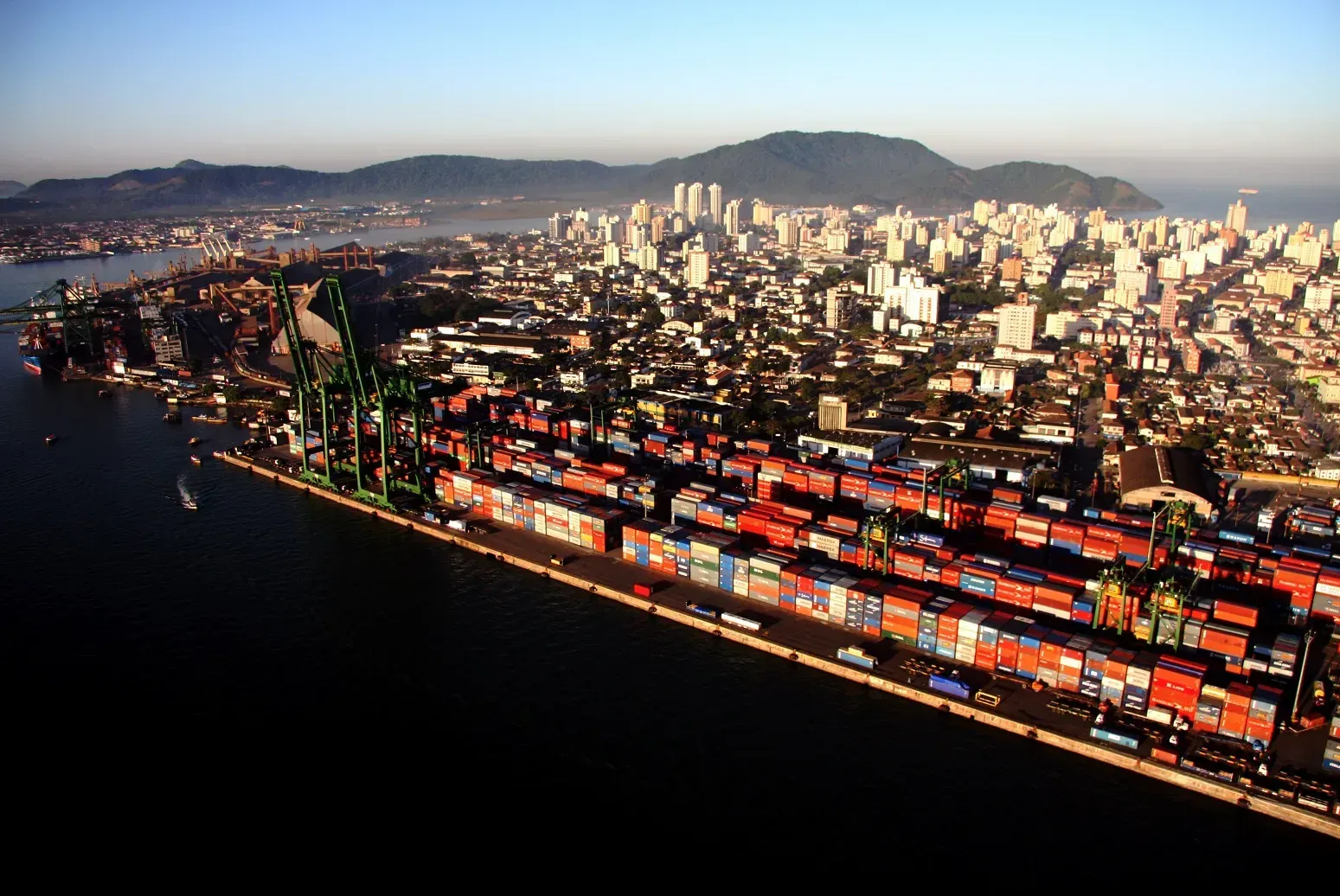 Como parte de um sistema de transporte, o objetivo do porto é sempre o de garantir o fluxo eficiente de mercadorias em uma relação comercial