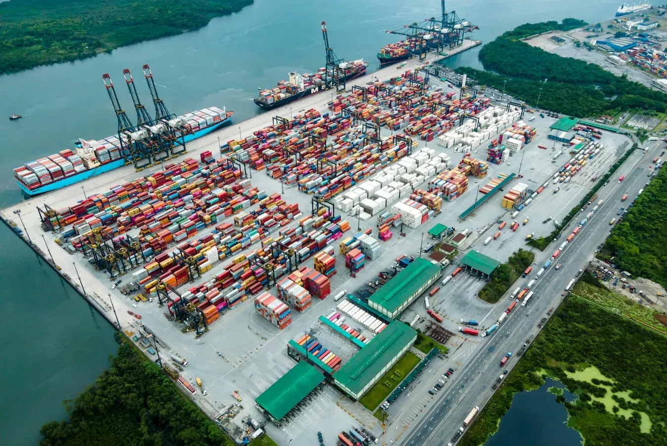 Os portos, como subsistema essencial na atividade de transporte, estão inseridos de forma importante na logística brasileira