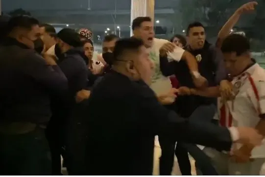 Torcedores do Chivas Guadalajara tentam invadir hotel onde jogadores estavam concentrados