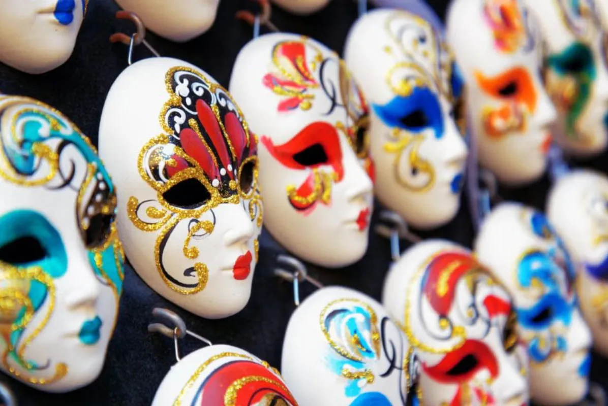 As máscaras que nelas são usadas oferecem um reflexo intrigante das máscaras que muitos usam no dia a dia.