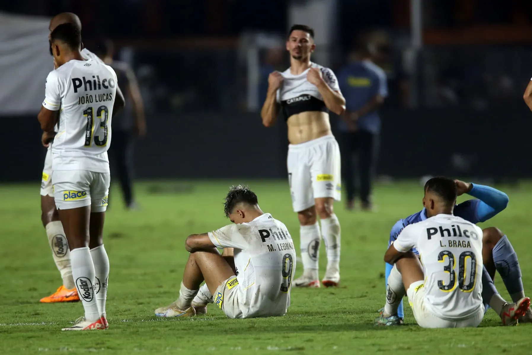 Jogadores do Santos lamentam rebaixamento no Campeonato Brasileiro 2023