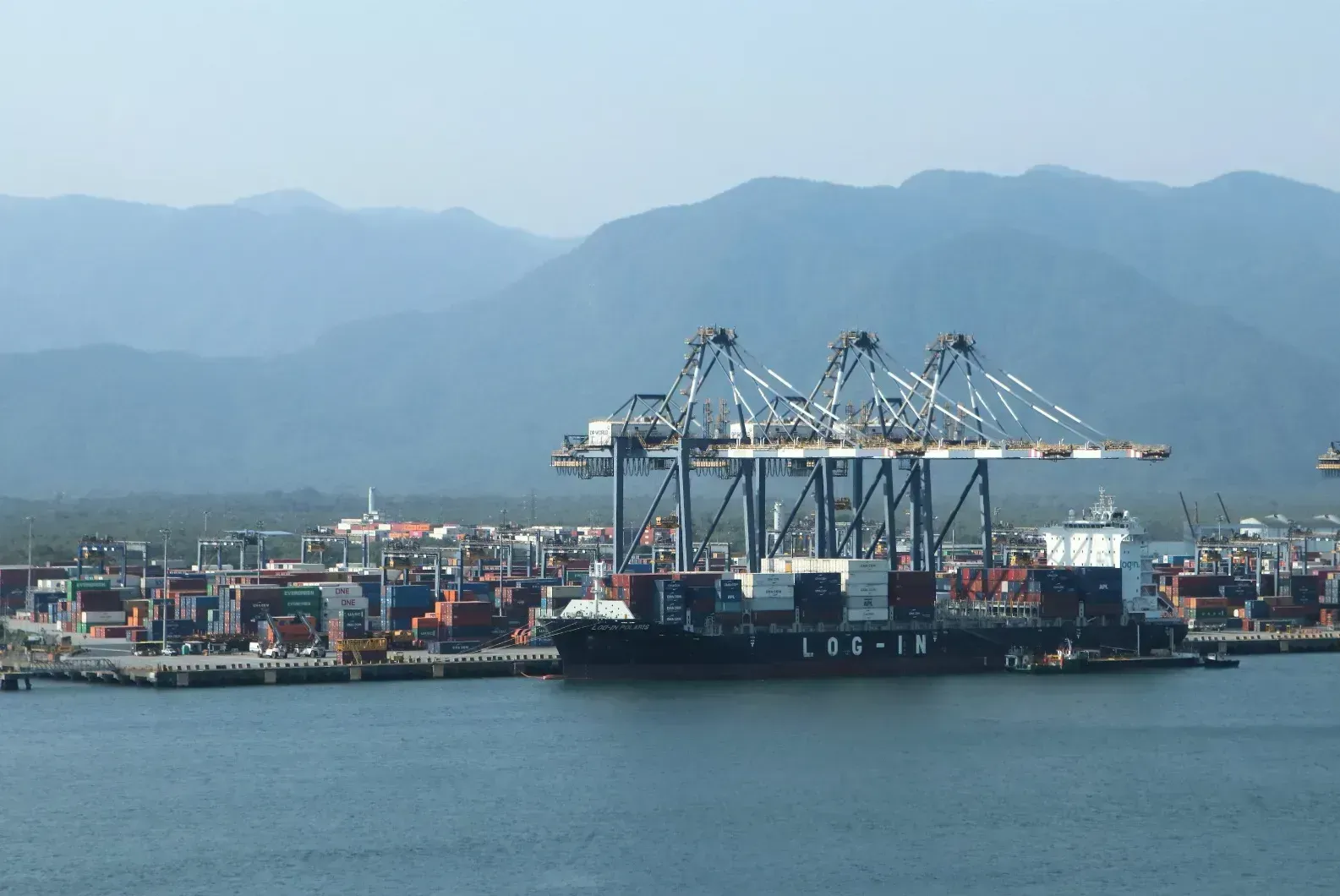 No Brasil, os portos enfrentam um desafio significativo: a necessidade de modernização e expansão da infraestrutura