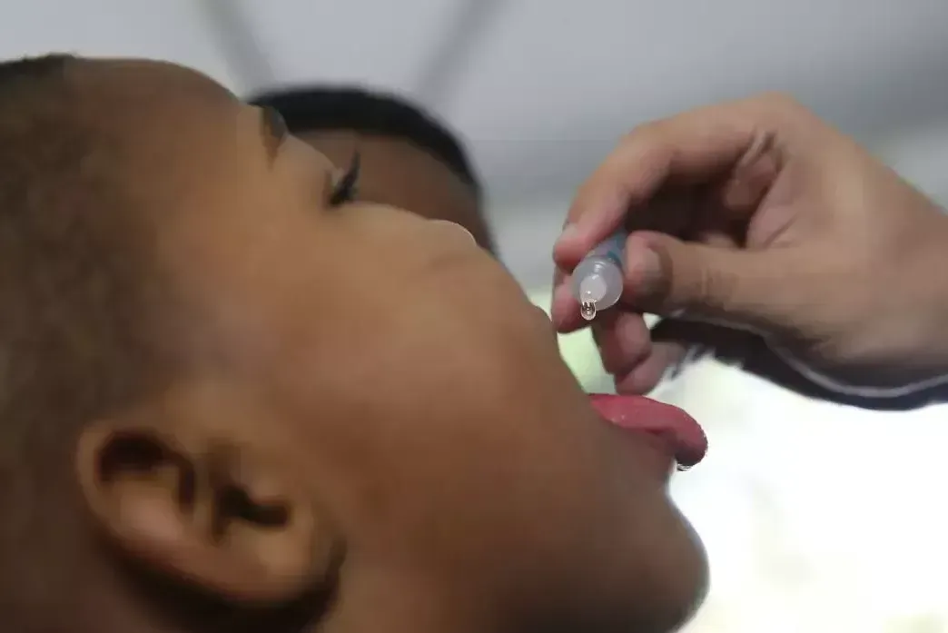 Adesão ao combate à poliomielite no Brasil é preocupante, afirma Organização Mundial da Saúde