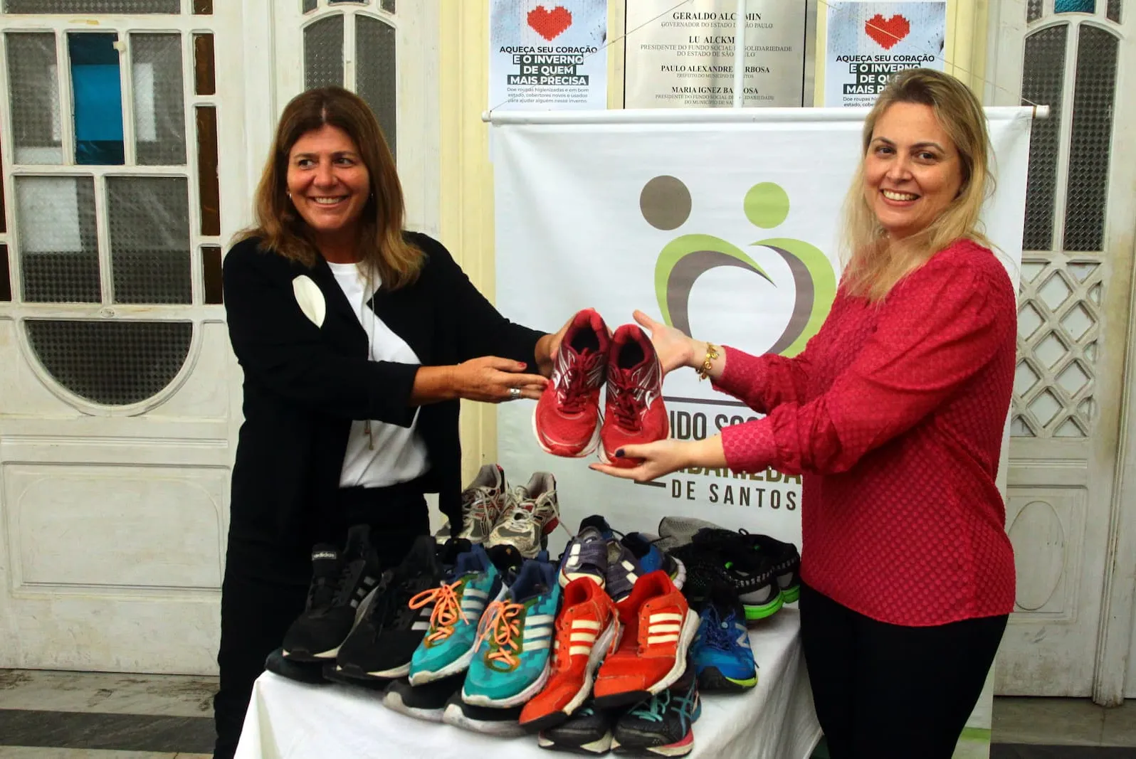 A entrega dos tênis foi feita pela diretora de marketing de A Tribuna, Renata Santini Cypriano