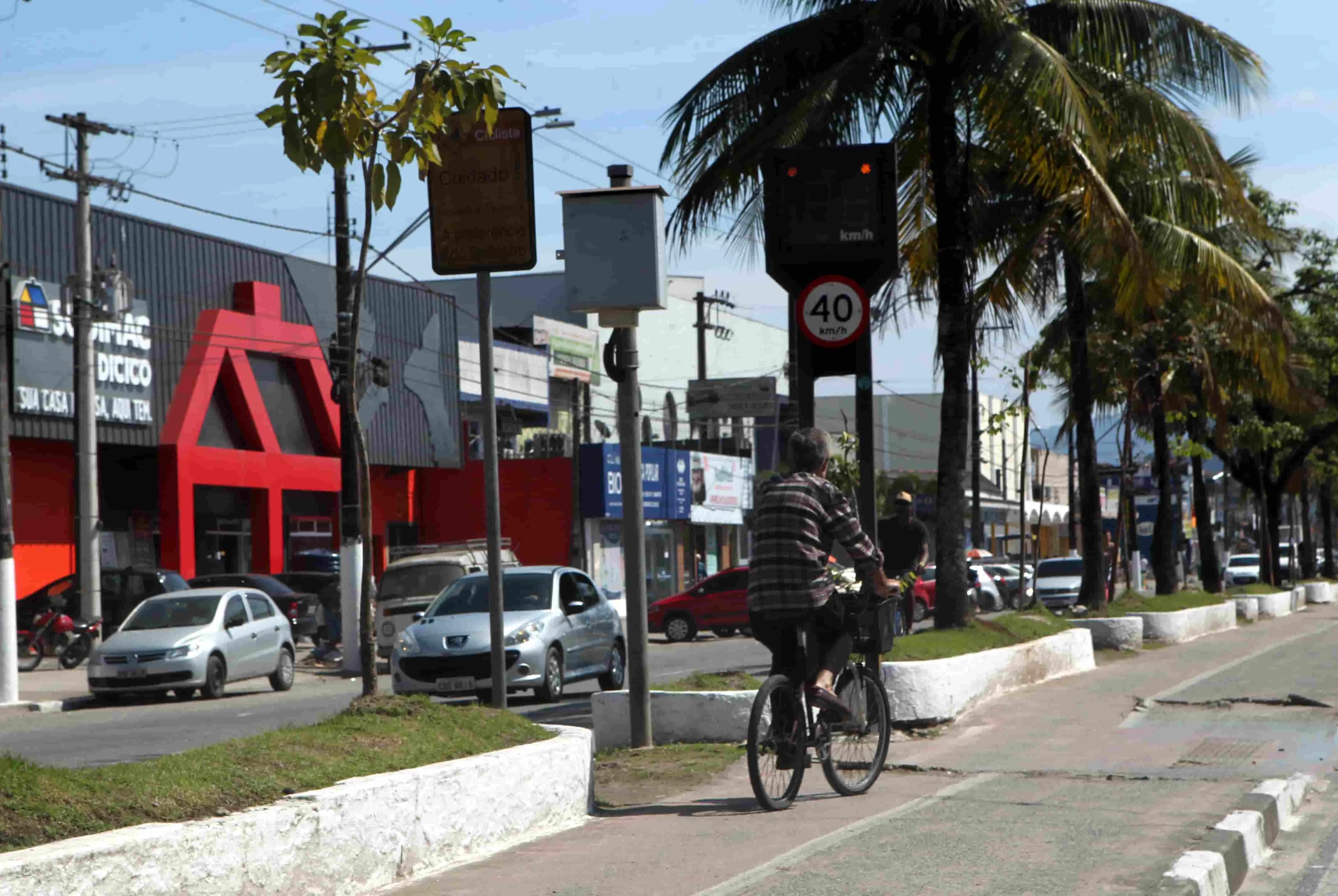 Guarujá possui 70 km de ciclovias, distribuídas na orla das praias e nas principais avenidas da Cidade