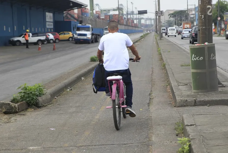 Uma das primeiras ciclovias em atividade na Baixada Santista, a faixa na Avenida Mário Covas, em santos, é exemplo de modelo que atende a diversos segmentos da população: elo com ciclistas que vem de Guarujá