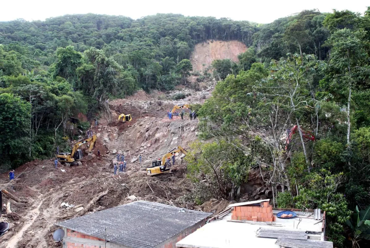 Deslizamento em encostas de morros matou 34 pessoas em Guarujá no ano de 2020