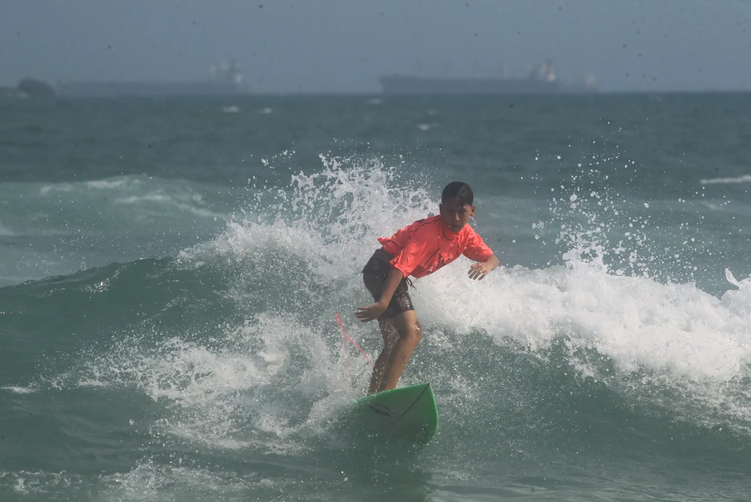 O dia de sol foi brindado com o talento dos jovens surfistas na Praia do Tombo, em Guarujá