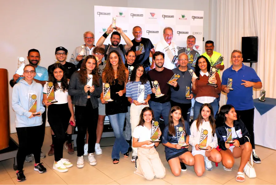 Campeões recebem a premiação no Tênis Clube de Santos ao término de mais uma edição da competição