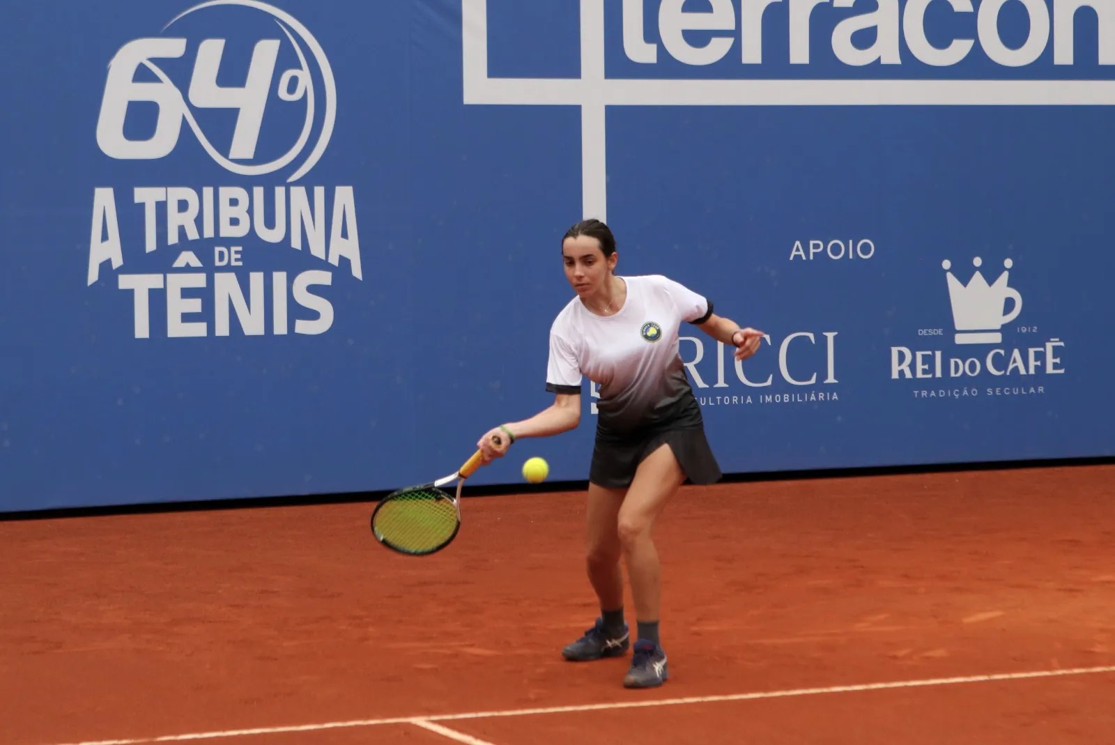 Com um jogo consistente desde o início, Giovanna Ribeiro conquistou o quinto título no A Tribuna de Tênis