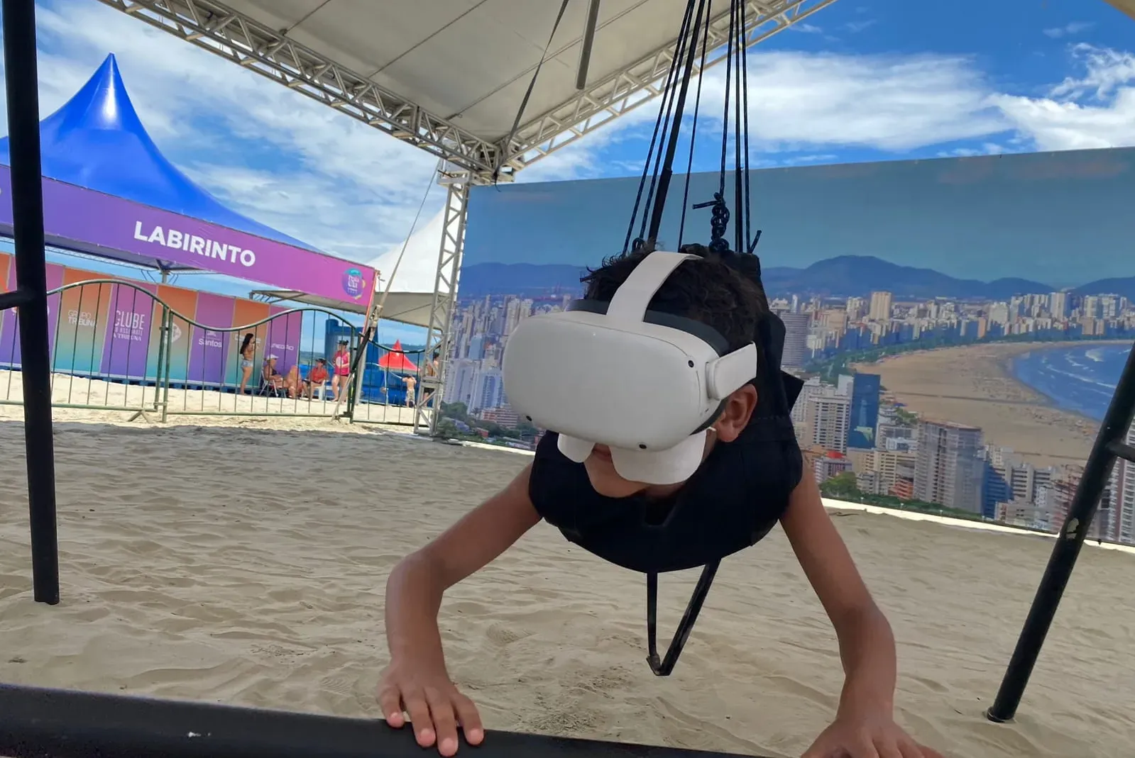 Óculos de realidade virtual para sobrevoar Santos é uma das atrações da arena