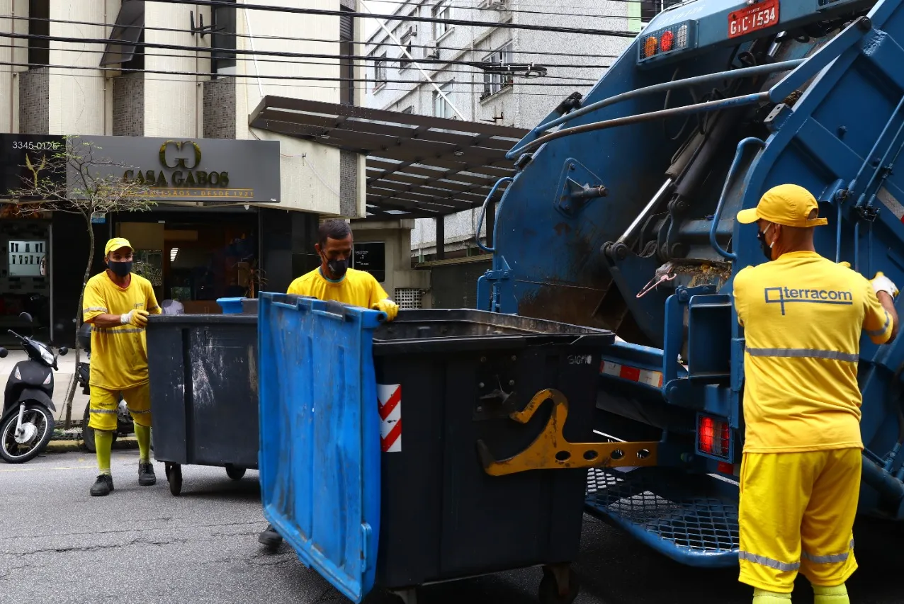Coleta do lixo nas ruas de Santos é primeira etapa do 'caminho do lixo'