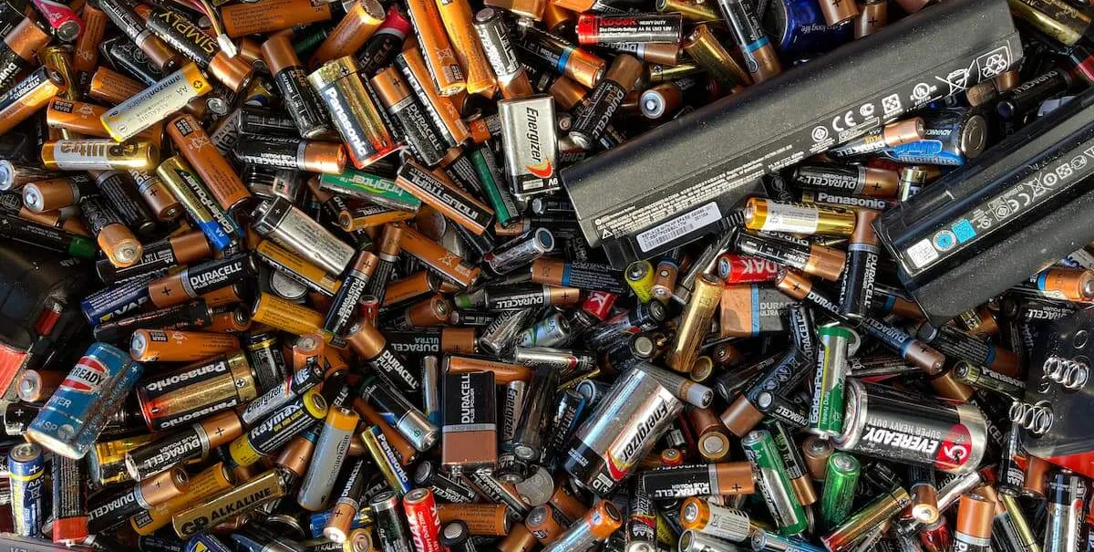 Especialistas alertam para importância do descarte correto de pilhas, baterias e celulares