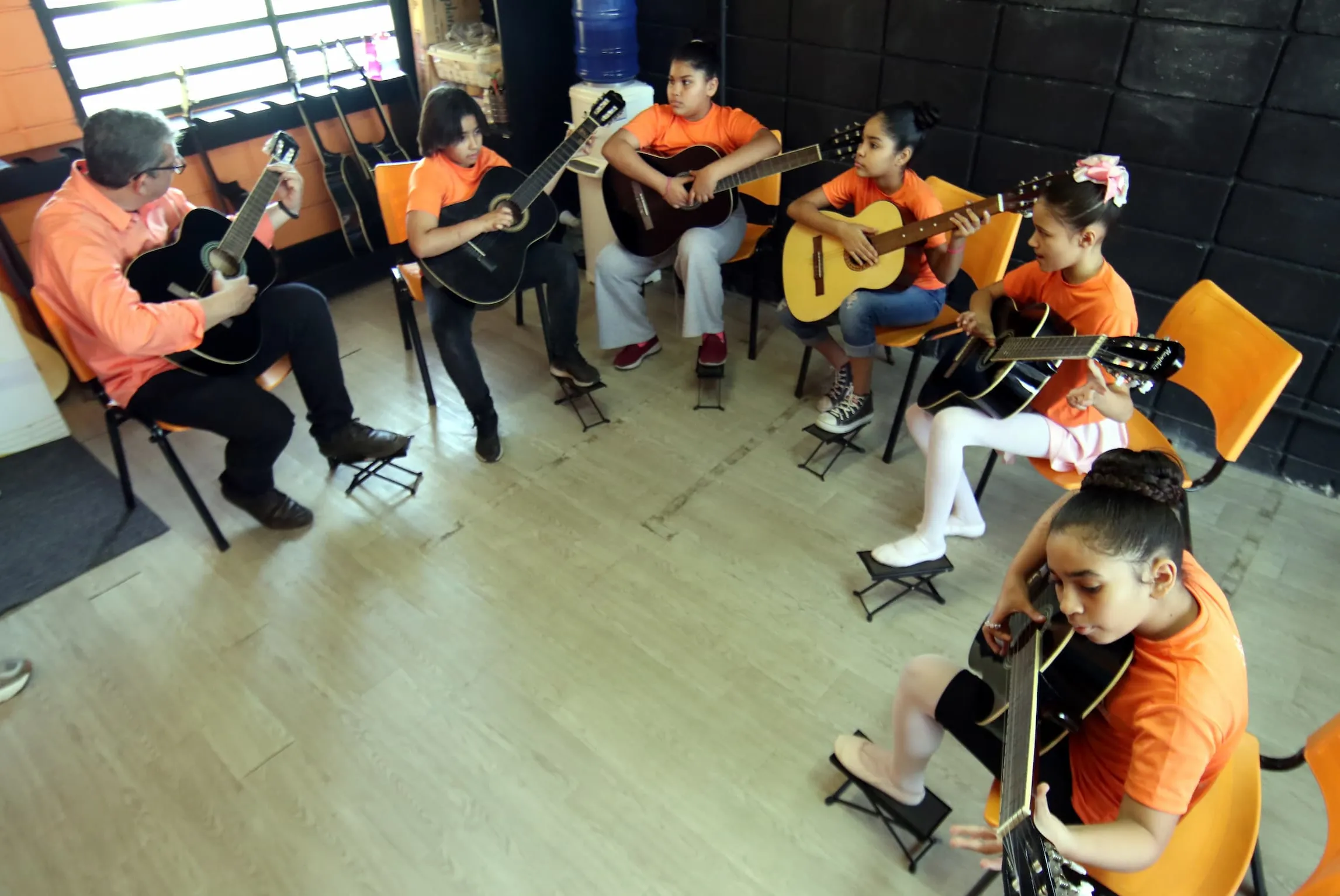Projeto leva aulas de música e dança para o mesmo ambiente onde as crianças estudam regularmente