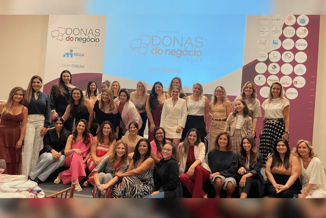 Participantes do Donas do Negócio 2023, junto de madrinhas do projeto e palestrantes