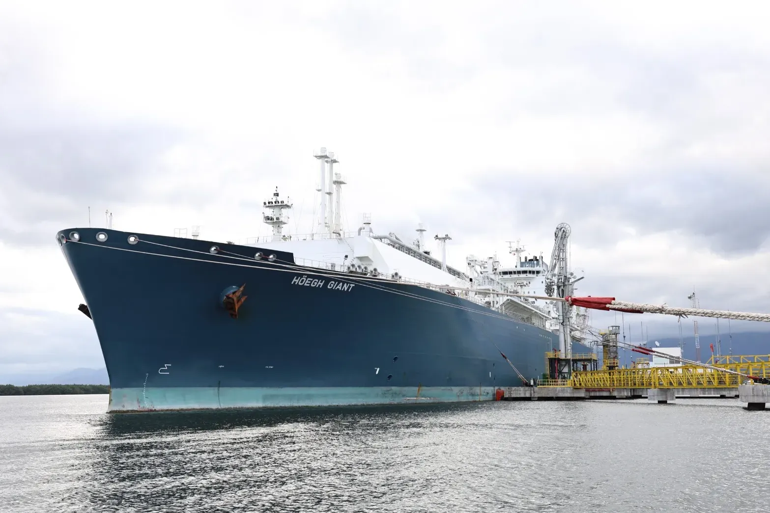 Os navios com gás natural liquefeito (GNL) recebem o nome de “bomba”