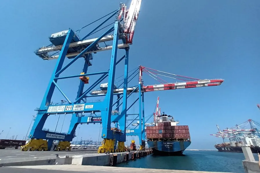 Em média, 16 navios operam por dia no Porto de Ashdod, que exporta contêineres vazios devido à falta de equilíbrio entre importação e exportação