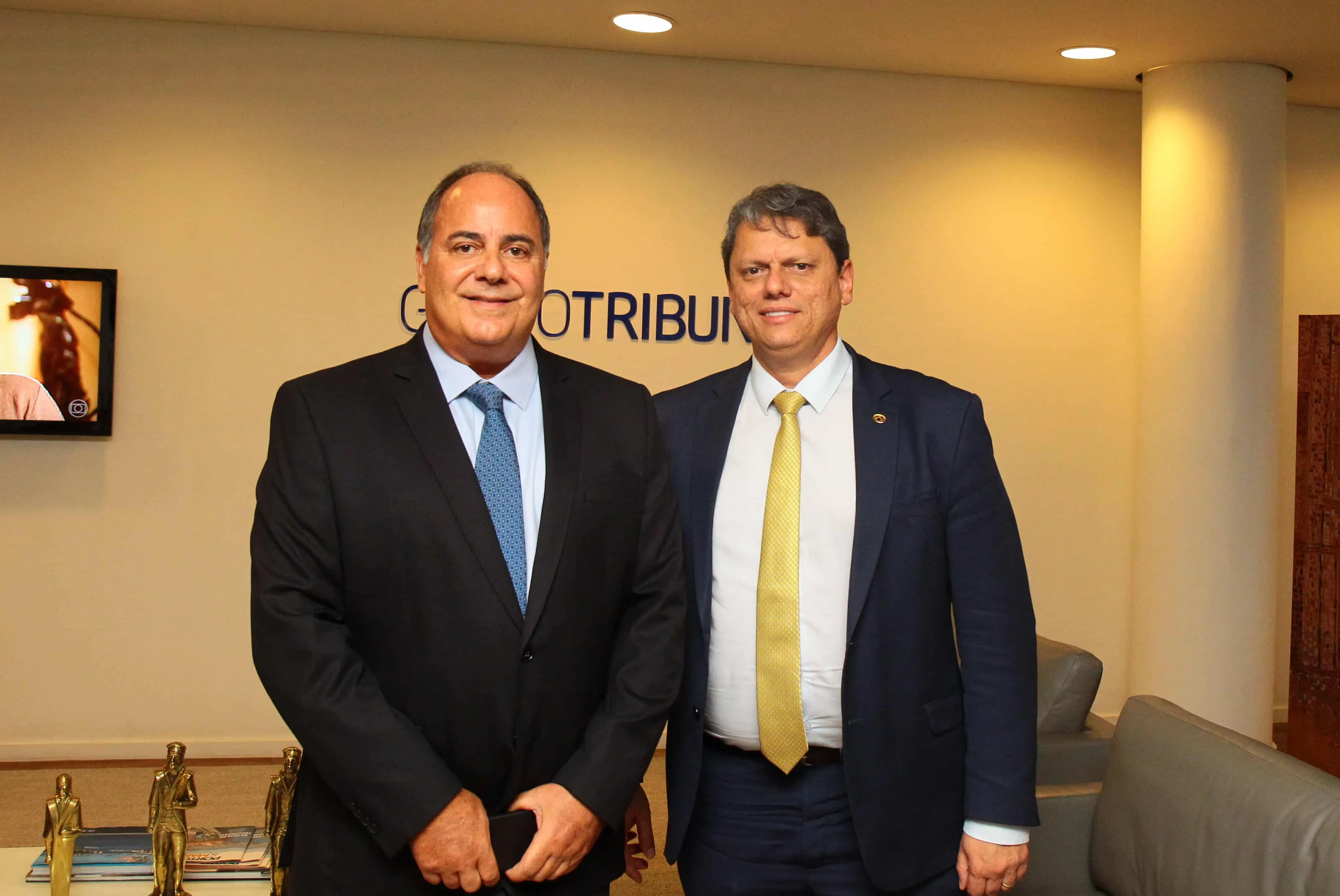 Ministro da Infraestrutura, Tarcísio Gomes de Freitas, foi recebido pelo diretor-presidente da TV Tribuna, Roberto Clemente Santini