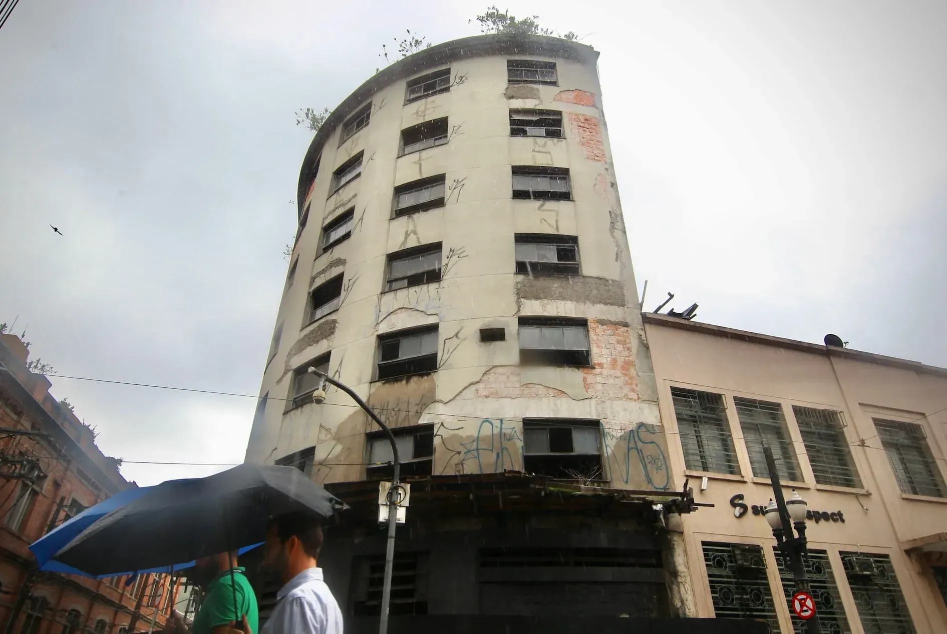 As obras do primeiro retrofit público da Baixada Santista tiveram início em fevereiro deste ano, no antigo prédio do Ambesp, no Centro de Santos