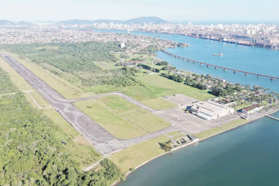 Após a realização de obras de adaptação, o aeroporto civil de Guarujá deve começar a operar e receber aviões comerciais no próximo ano