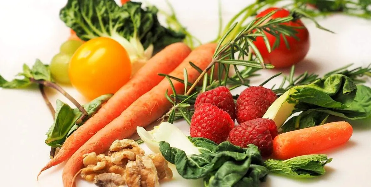   Castanhas, frutas, carnes magras e alimentos integrais, pouco processados, são o ideal para base da dieta  