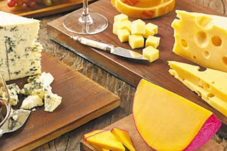 Faça uma mistura de queijos com texturas diferentes