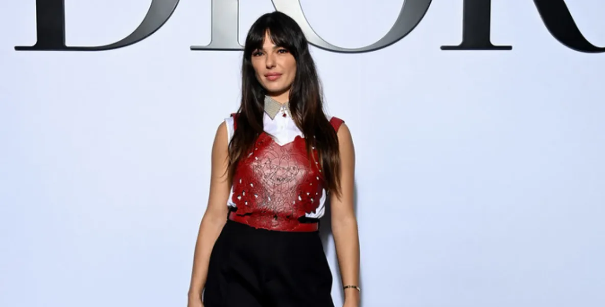  Ísis Valverde chamou a atenção na Paris Fashion Week com um look Dior 