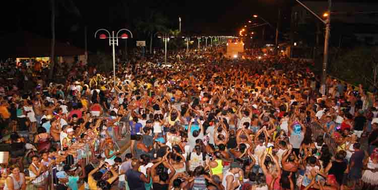   Foliões de Itanhaém se preparam para o carnaval  