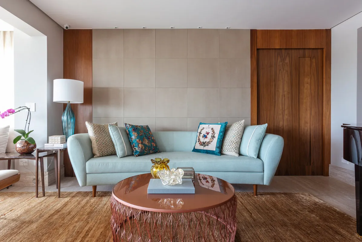 O sofá de cor mais forte pode se tornar o protagonista  da decoração, mas com a ideia de conquistar um visual harmonioso, evitando assim que o colorido destoe negativamente do restante do ambiente