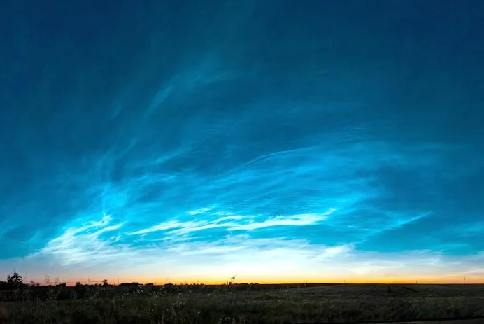 As raras nuvens noctilucentes são formadas a partir de meteoros  