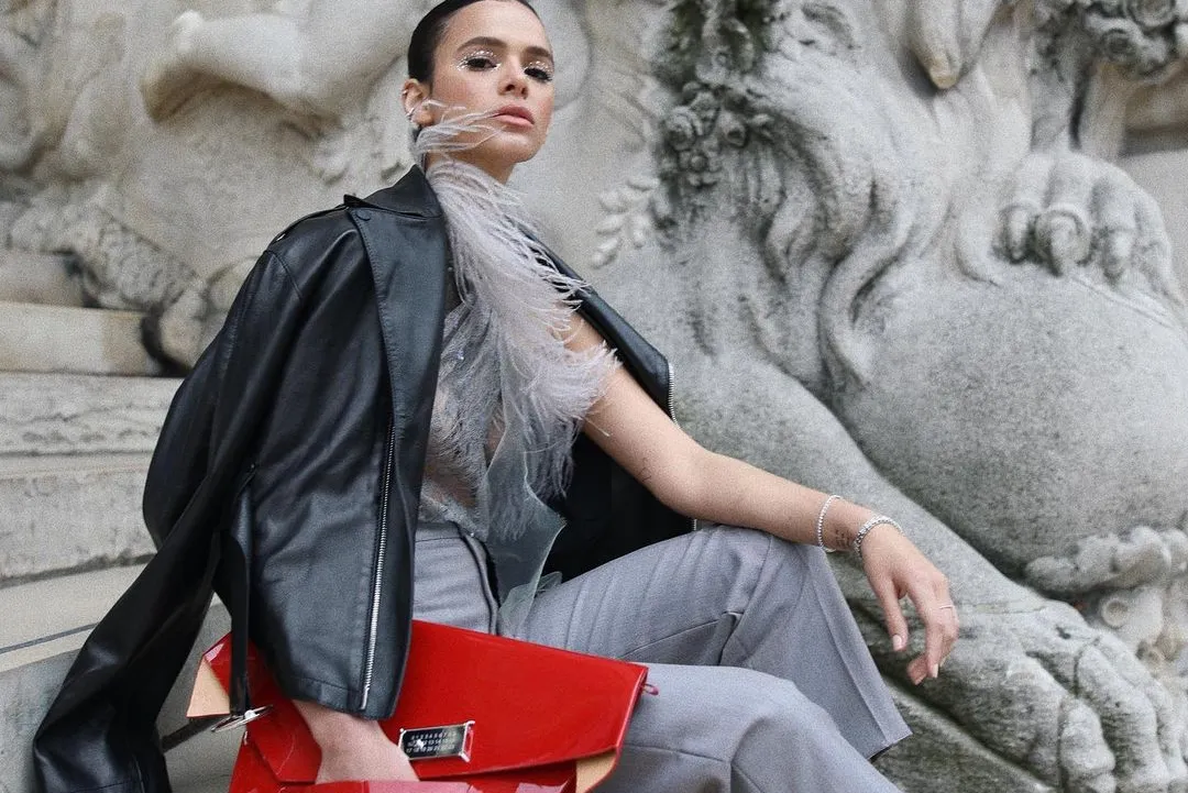 Famosas fashionistas como Bruna Marquezine, aderiram à tendência, que confere charme e personalidade em mangas, golas ou na peça toda