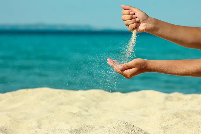 Triturado até ficar com a  composição semelhante à da areia,  o vidro reciclado pode ser  usado contra a erosão de praias