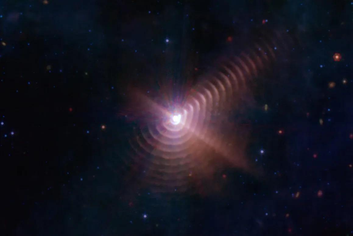 Imagem da estrela dupla situada a 5 mil anos luz da  Terra e seus curiosos anéis, formados pelo vento estelar