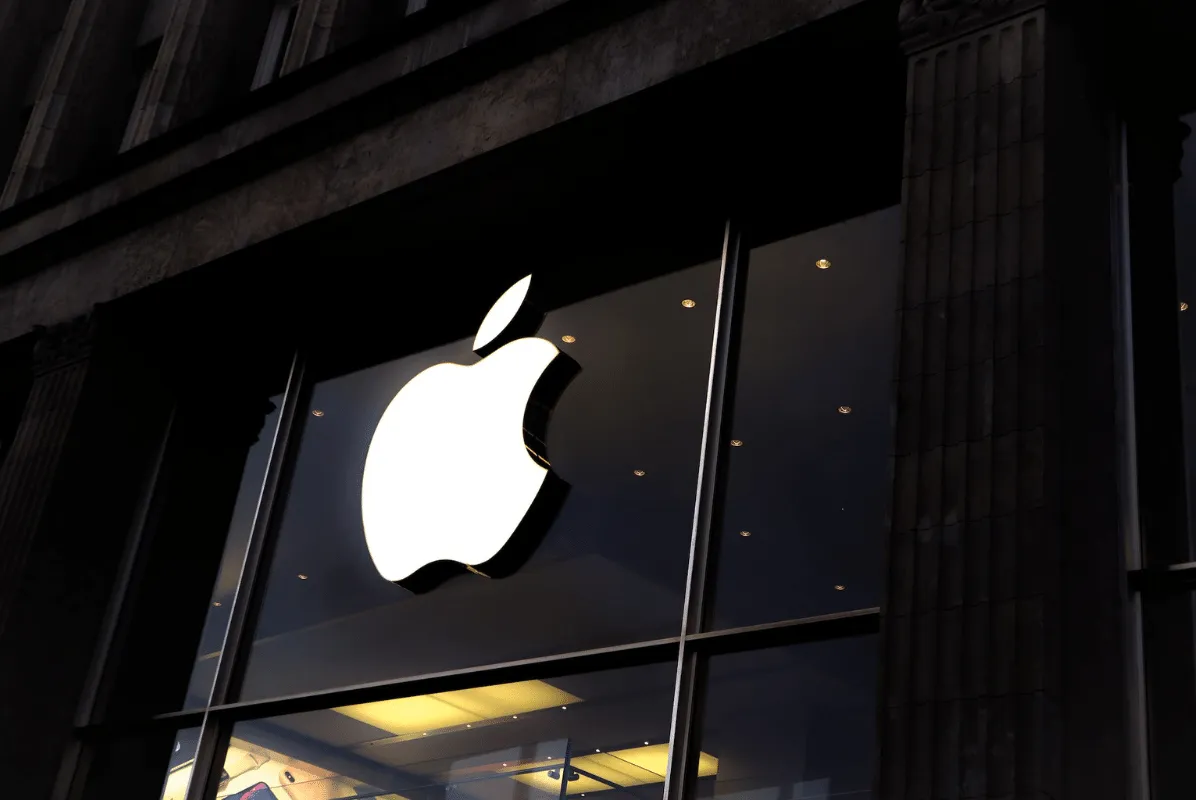 Apple é multada em R$ 12,27 milhões por Procon devido à venda de celulares sem carregador