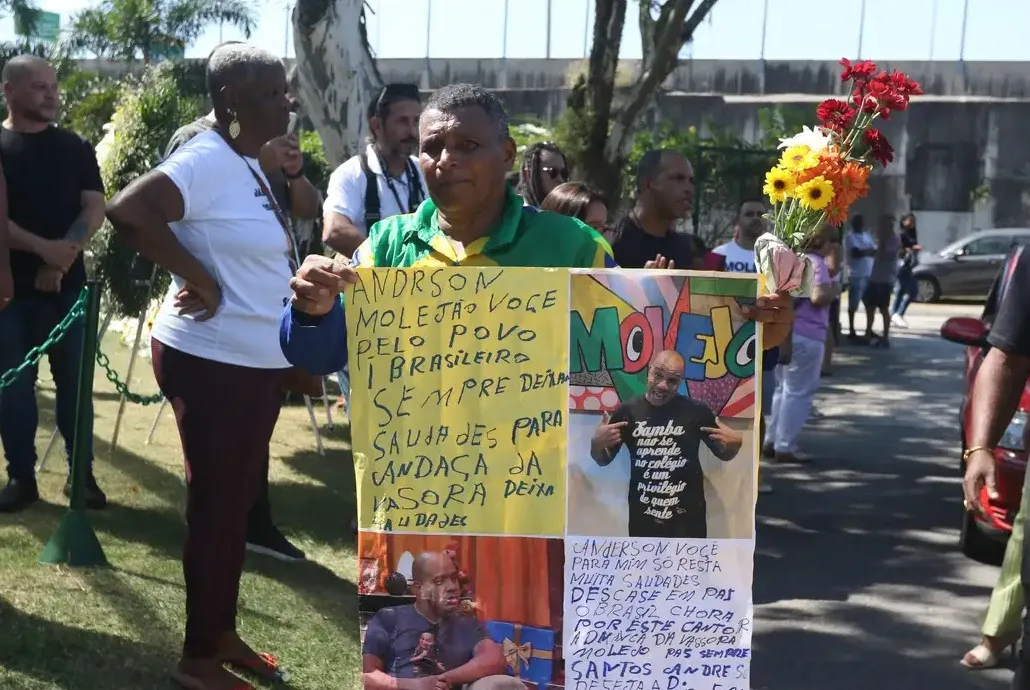 Familiares, amigos e fãs se despedem do cantor no Cemitério Jardim da Saudade, no Rio de Janeiro