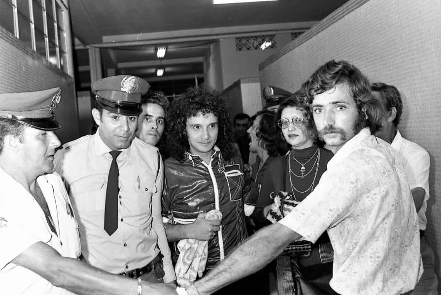 <CJ3>Sexta-feira, 17 de maio de 1974: Roberto Carlos chega ao Clube de Regatas Santista<QA0> para um show com duração de uma hora, acompanhado pela banda RC7