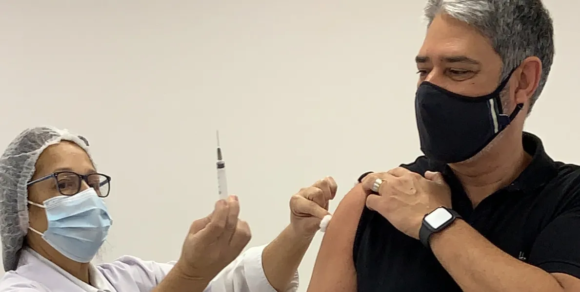  William Bonner tomou a vacina contra a covid-19 nesta segunda-feira (7)  