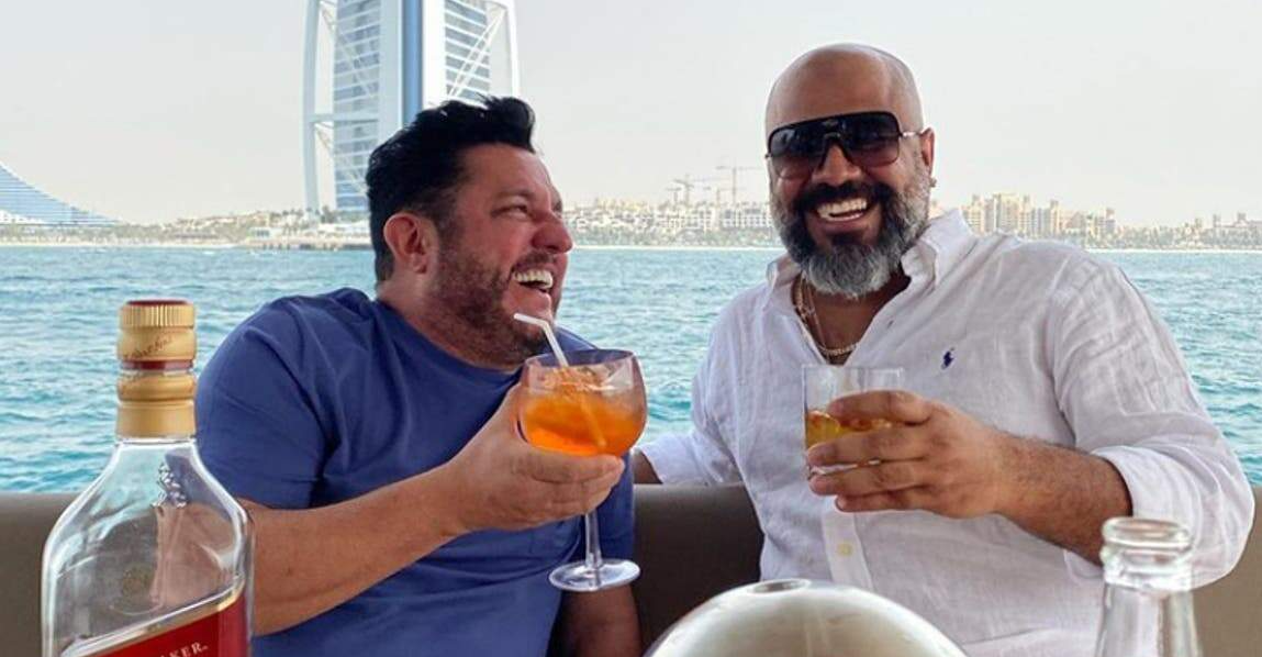   Bruno, da dupla com Marrone, postou uma foto polêmica com um amigo em Dubai  