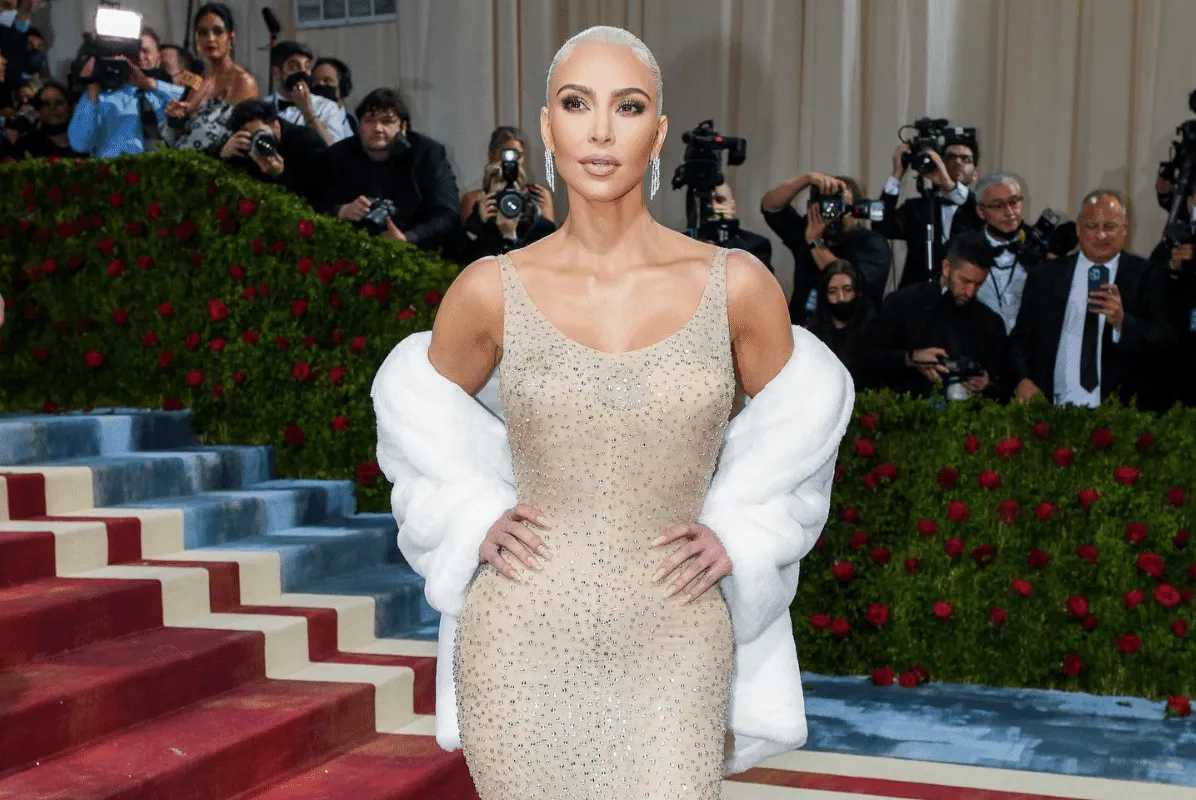 Kim Kardashian fala sobre suposto dano ao icônico vestido de Marilyn Monroe