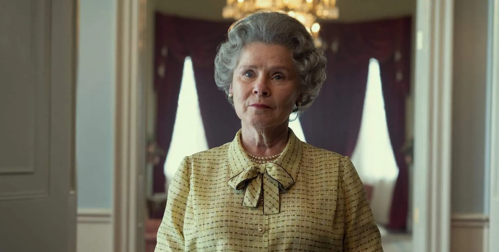  Netflix divulga primeira imagem de Imelda Staunton como a Rainha Elizabeth II na quinta temporada de The Crown 